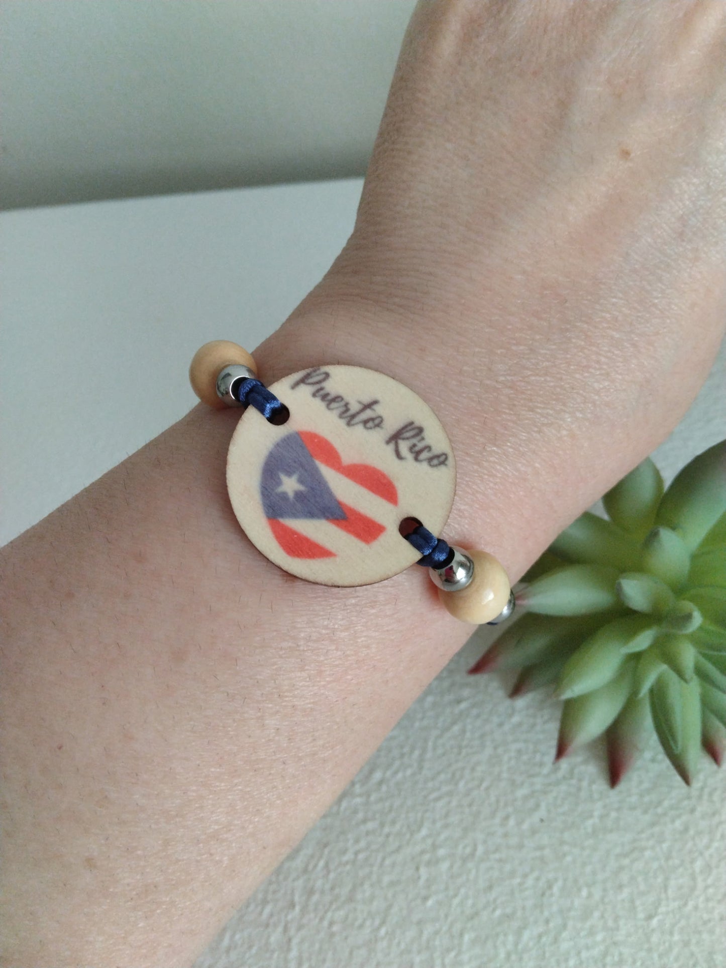 Adjustable "Puerto Rico" bracelet with wooden charm